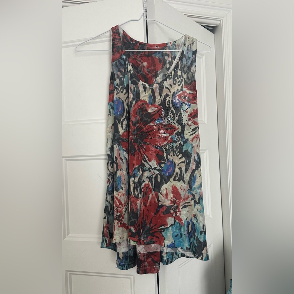 set of 2 floral sleeveless  t-shirts